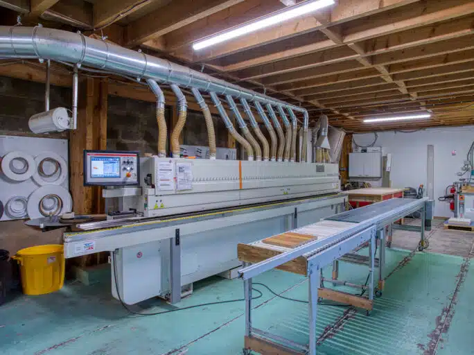 Machine plaqueuse de chants droits numérique dans l'atelier