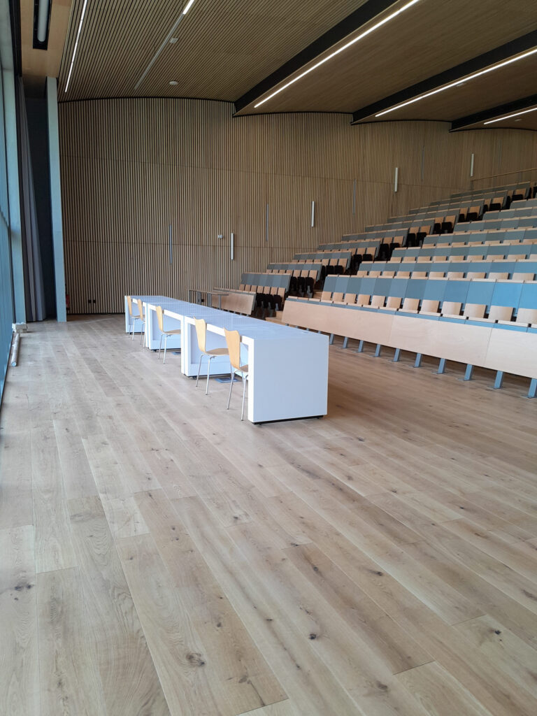 Bureau et chaires sur mesure pour amphithéâtre – Projet ACTII | AFMA