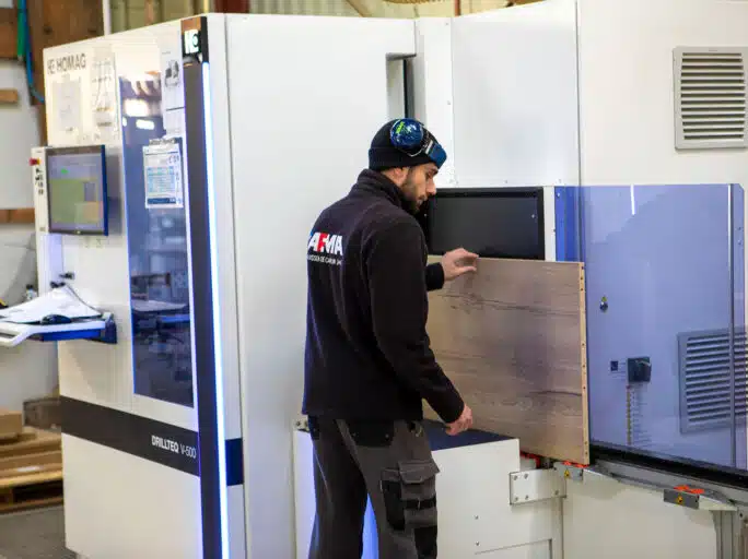 Usinage de planche dans centre à commande numérique vertical