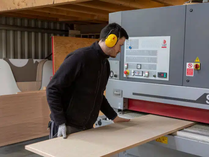 Calibrage de planche avec machine ponceuse calibreuse