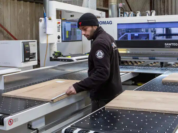 Réglages et mesures avec la scie à commande numérique