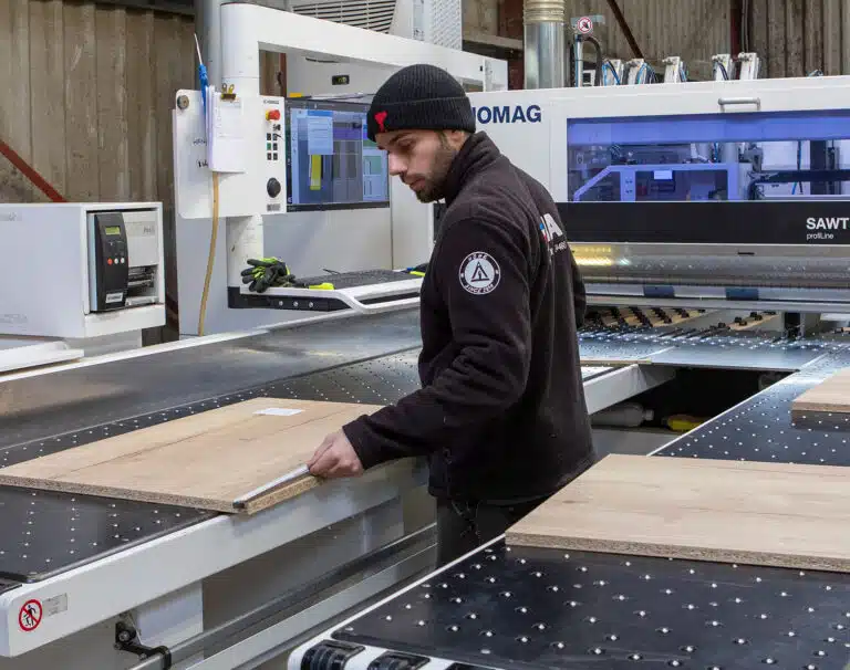 Réglages et mesures avec la scie à commande numérique