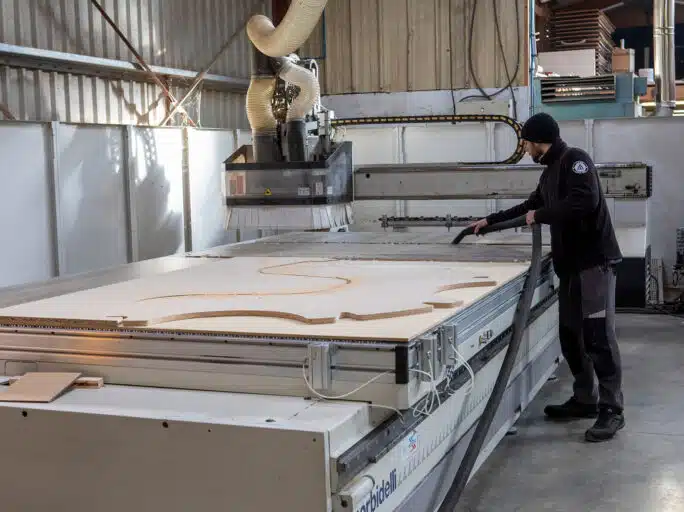 Aspiration avec le centre d'usinage à table aspirante
